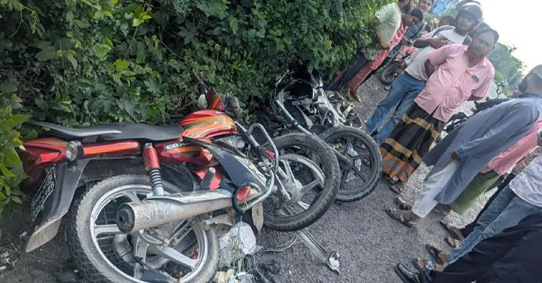 মোটরসাইকেলের মুখোমুখি সংঘর্ষ